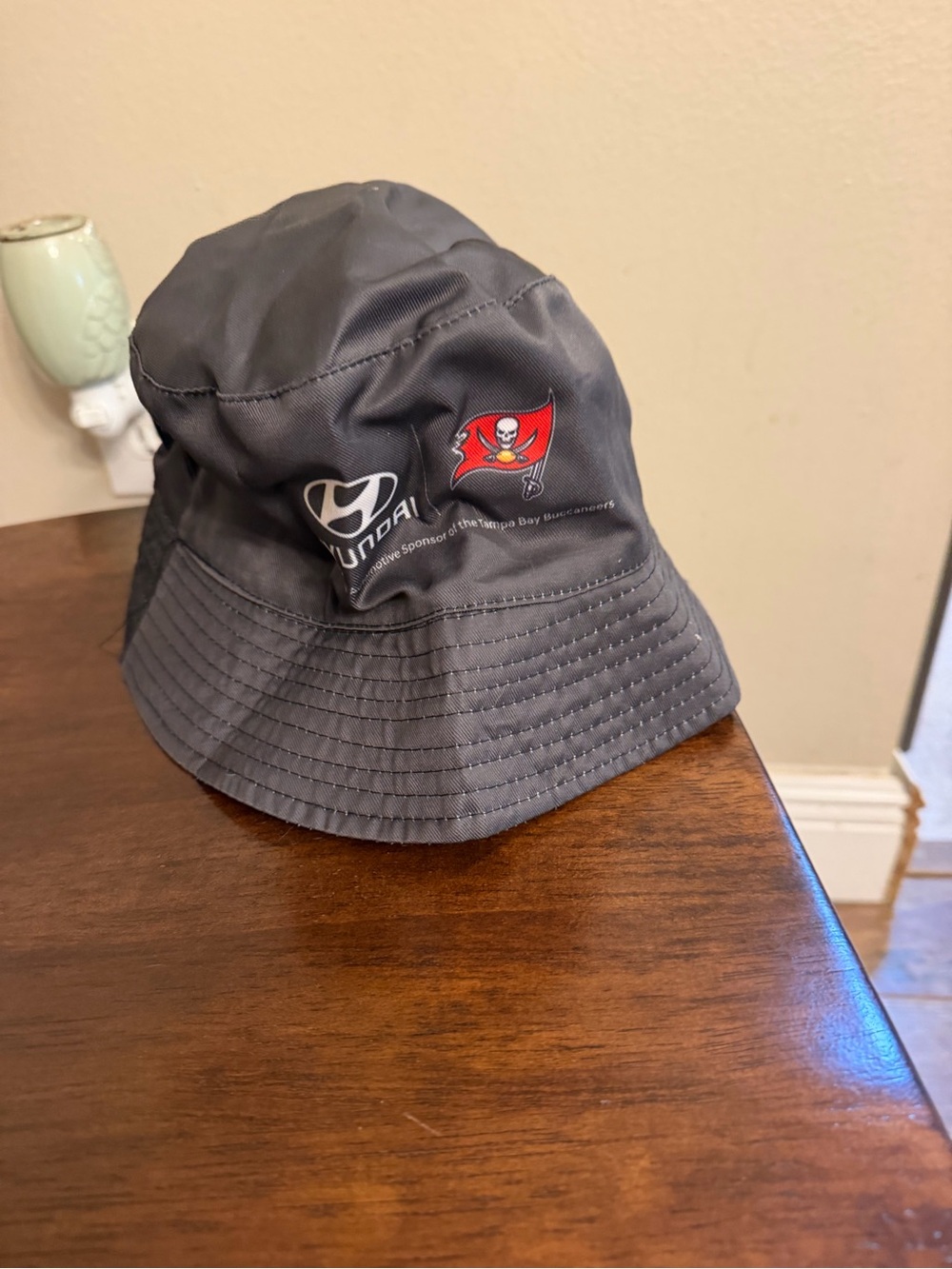 Hyundai & Tampa Bay Buccaneers reversible Gray Bucket Hat never worn